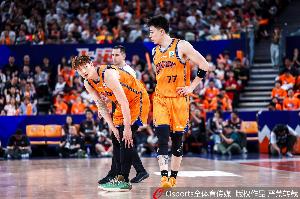 两人都三犯！王哲林7中4拿到9分填满数据栏 张镇麟拿到2分2板3助