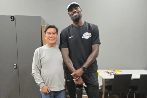 笑容满面！网友晒与詹姆斯打室内高尔夫合影：GOAT&高尔夫初学者