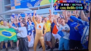 遭猥亵！日本富士电视台赛前直播，女记者被日本搞笑艺人强行搂抱