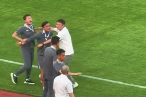 有事真上！实拍：黄博文目睹西海岸球员被侵犯后暴怒