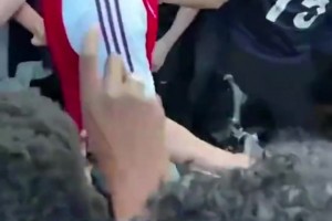 尴尬！国米夺冠游行时卢卡库充气玩偶被扔上车，又被扔回去