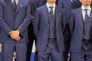日本队出征世界杯全家福！39岁长友佑都精神属性拉满